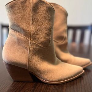 Steve Madden Wolfer Suede Booties